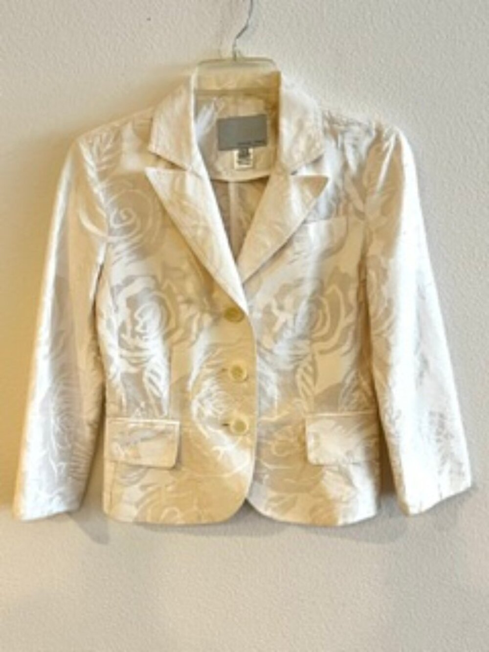 Tevrow + Chase cream 100% silk blazer , Size 4